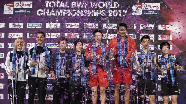 (L-R) Bronze medalists England's Chris and Gabrielle Adcock, Hong Kong's Chun Hei Reginald Lee and Hoi Wah Chau, gold medalists, Indonesia's Tontowi Ahmad and Liliyana Natsir and silver medalists China's Zheng Siwei and Chen Qingchen celebrate on the podium after the mixed doubles final match during the 2017 BWF World Championships of badminton at Emirates Arena in Glasgow on August 27, 2017. / AFP PHOTO / ANDY BUCHANAN