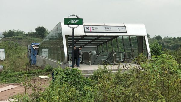 Foto: Stasiun Kereta Bawah Tanah yang Jelek di Luar Bagus di Dalam