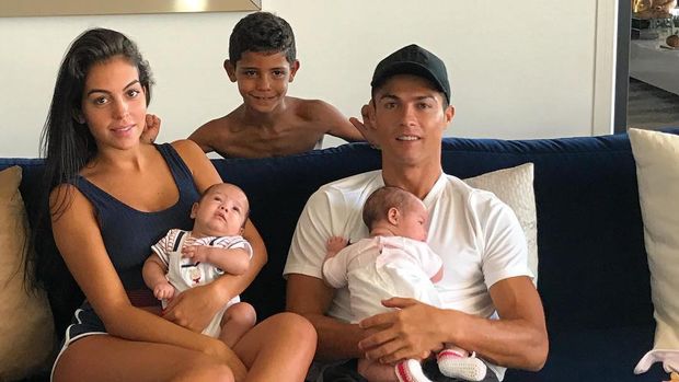 Cristiano Ronaldo bersama kekasih dan anak-anaknya