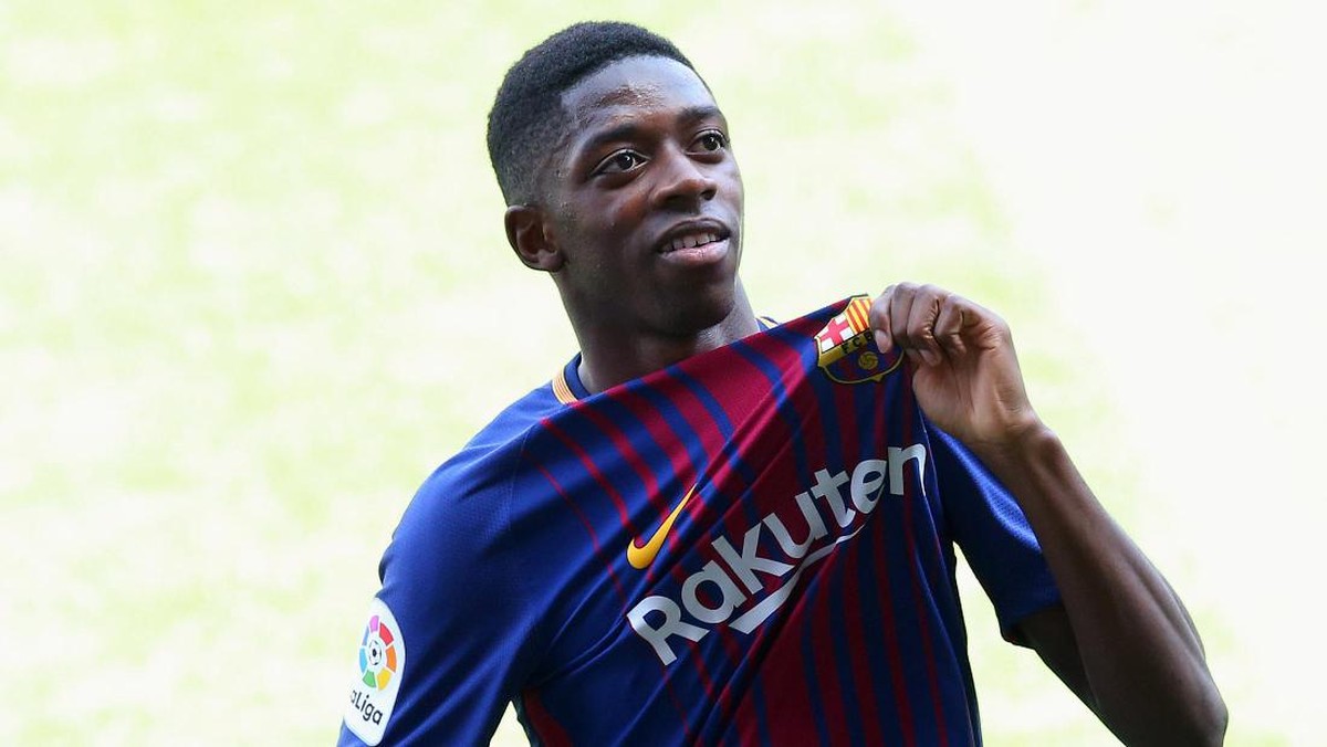 Ousmane Dembele resmi berkostum Barcelona. Foto: Albert Gea/Reuters