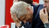 Pada prosesnya justru Liverpool yang menambah gol-gol ke gawang Arsenal. Wenger terlihat mengusap rambut, entah apa yang ada dalam benaknya. (Foto: Carl Recine /Action Images via Reuters)