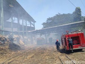 1 Jam Terbakar, Gudang Penyimpanan Ampas Tebu di Mojokerto Padam