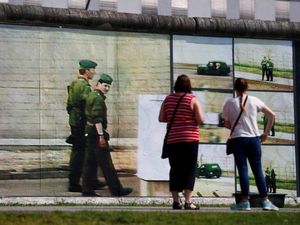Karya Seni Beyond the Wall Ceritakan Momen Kelam di Balik Tembok Berlin