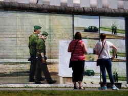 Karya Seni Beyond the Wall Ceritakan Momen Kelam di Balik Tembok Berlin