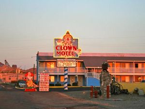 Jangan Lihat Kalau Takut: Penginapan Bertema Badut yang Mengerikan