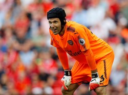 Hap! Hap! Lincahnya Tangan Petr Cech Saat Latihan Menggunakan Bola Pingpong