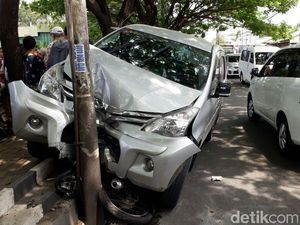 Hilang Kendali, Xenia Tabrak 2 Sepeda Motor di Pamulang