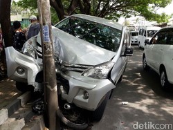 Hilang Kendali, Xenia Tabrak 2 Sepeda Motor di Pamulang