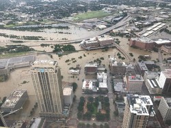 Melihat Houston yang Lumpuh dari Mata Langit