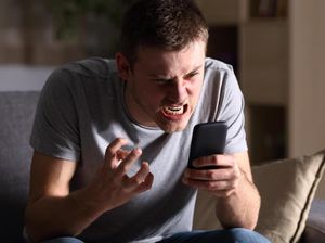 Stres karena Berita Hoax Bisa Bangkitkan Trauma Lama Stres karena Berita Hoax Bisa Bangkitkan Trauma Lama