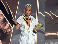 Menyentuh! Nasihat Penyanyi Pink pada sang Anak yang Merasa Jelek