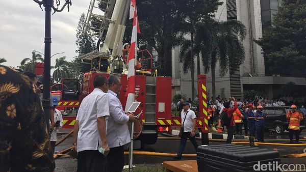Gedung Kemendes Terbakar, Damkar hingga Menteri Turun Tangan