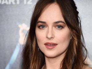 Dakota Johnson Tak Suka Jadi Artis karena Alasan Ini