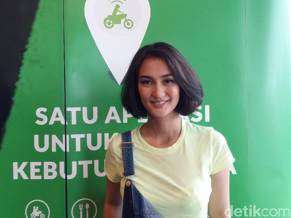 Pesona Kecantikan Alami Atiqah Hasiholan
