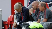 Satu lagi ekspresi Wenger yang sangat meme-able. Ia terlihat mengamati arloji di tangan kiri. Akan ada yang menduga ia sangat menantikan laga segera berakhir saja. Arsenal akhirnya kalah 0-4. (Foto: Carl Recine /Action Images via Reuters)
