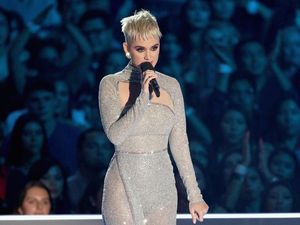 Katy Perry Mesra dengan Seorang Pria di Denmark