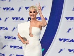 5 Selebriti Cantik yang Pernah Diputusin Lewat SMS