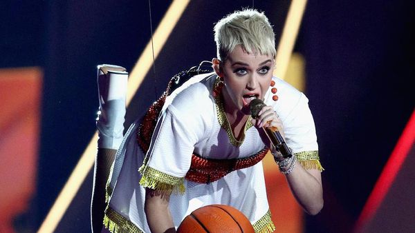 Aksi Panggung Memukau Katy Perry Main Basket