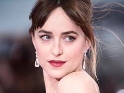 Dakota Johnson Pacaran dengan Pria 18 Tahun Lebih Tua