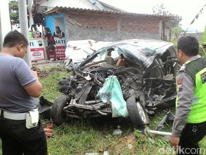 Penampakan Bangkai Mobil Ringsek Akibat Kecelakaan Maut di Kebumen