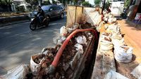 Foto: Gara-gara Galian Trotoar di Jakarta Nggak Pernah Rapi