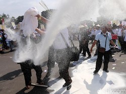 Kesal, Petani Tebu Buang Gula Impor di Jalan Depan Istana