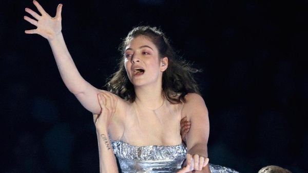Lorde Lagi-lagi Tampil Aneh di Panggung