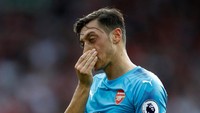 Ini adalah kali pertama sejak 2004 Arsenal gagal melepaskan satupun shot on goal. Mesut Oezil terlihat terpukul atas kekalahan telak yang didapat Arsenal (Reuters/Carl Recine)