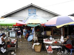 Berbelanja dengan Dua Mata Uang di Pasar Tradisional Entikong