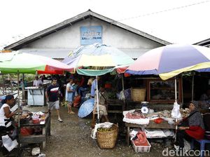 Berbelanja dengan Dua Mata Uang di Pasar Tradisional Entikong Berbelanja dengan Dua Mata Uang di Pasar Tradisional Entikong