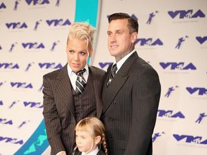 Cute! Gaya Kompak Pink dan Keluarga Berbalut Setelan Jas di MTV VMA Cute! Gaya Kompak Pink dan Keluarga Berbalut Setelan Jas di MTV VMA