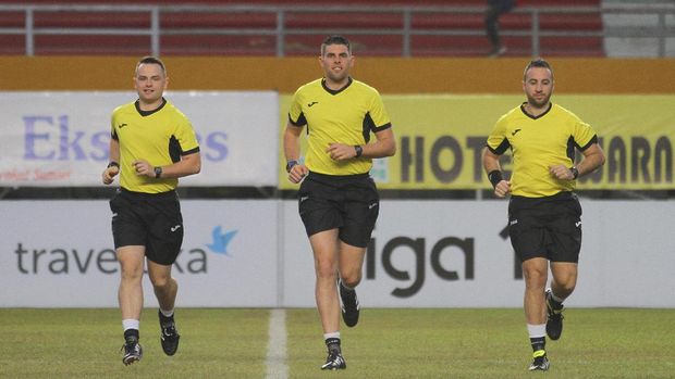 Tiga orang wasit asal Australia Shaun Robert Evans (tengah), George Lakrindis (kiri) dan Wilson Kenneth Brown (kanan) melakukan pemanasan sebelum memimpin pertandingan Gojek Traveloka Liga 1 di Stadion Gelora Sriwijaya Jakabaring (GSJ), Jakabaring Sport City (JSC), Palembang, Sumatra Selatan, Jumat (11/8). Ketiga wasit asing tersebut ditugaskan PSSI untuk memimpin pertandingan antara Sriwijaya FC melawan Semen Padang FC. ANTARA FOTO/Nova Wahyudi/kye/17