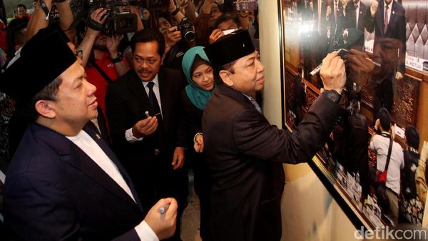 Melihat Pameran Foto Wartawan Parlemen