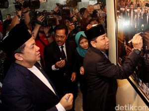 Melihat Pameran Foto Wartawan Parlemen