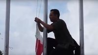 Begini Aksi Pak Guru Panjat Tiang untuk Betulkan Bendera RI Terbalik