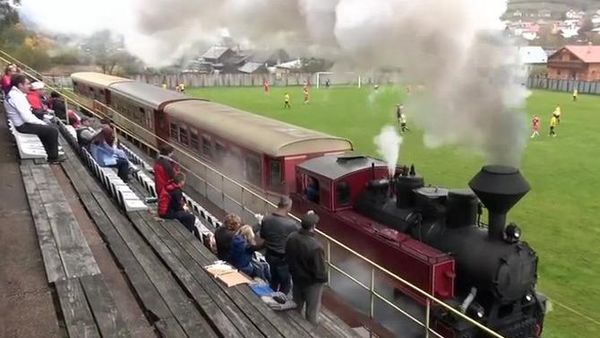 Foto: Waduh, Kereta Api Masuk Lapangan Sepakbola