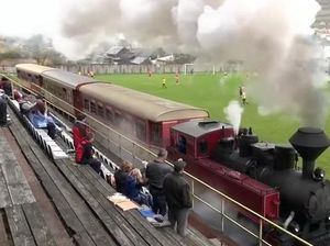 Foto: Waduh, Kereta Api Masuk Lapangan Sepakbola