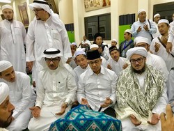 Berhaji, Anies Dapat Doa Pimpin Jakarta dari Ulama Arab