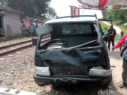 Mobil Bak Tertabrak Kereta di Cibadak Sukabumi