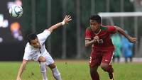 Indonesia bahkan harus tertinggal lebih dulu di babak pertama usai Than Paing menjebol jala Satria Tama di menit ke-23. Aksi gelandang Febri Hariyadi  menghadapi pemain Myanmar. (Sigid Kurniawan/Antara Foto)