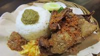 Nyamm! Bebek Goreng yang Gurih Renyah Ada di Tempat Makan Ini
