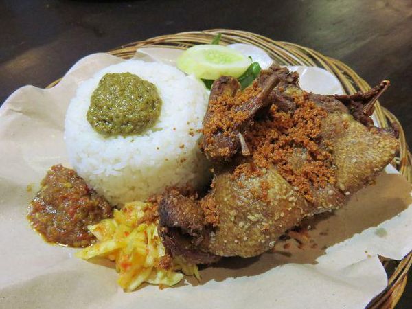 Nyamm! Bebek Goreng yang Gurih Renyah Ada di Tempat Makan Ini