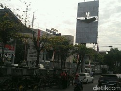 Terkelupas, Papan Baliho Dekat Tugu Yogya Membahayakan Warga