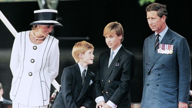 Prince Charles (L), Princess Diana (R) and their children William (2nd L) and Harry watch the march past on a dais on the mall as part of the commemorations of VJ Day on August 19, 1995.The commemoration was held outside Buckingham Palace and was attended by 15,000 veterans and tens of thousands of spectators. / AFP PHOTO / Johnny EGGITT