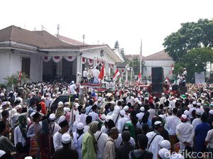 Didemo Warga, Bima Arya Bekukan IMB Masjid di Bogor Didemo Warga, Bima Arya Bekukan IMB Masjid di Bogor