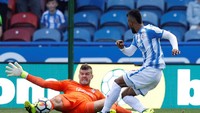Kiper Southampton, Fraser Forster, pantas jadi yang terbaik pekan ini berkat penyelamatan yang dilakukan saat menghadapi Huddersfield. Dia membuat enam penyelematan. (Phil Noble/Reuters)