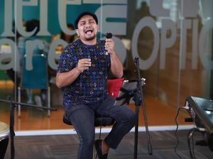 Tompi Bernyanyi: Cebong dan Kampret Bersatu Jadi Cempret