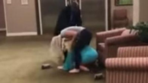 Bak Smackdown, Wanita Ini Saling Pukul Gara-gara Perkataan Rasis