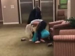 Bak Smackdown, Wanita Ini Saling Pukul Gara-gara Perkataan Rasis