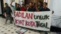 Foto: Reaksi Warga Tegal Sejak Semalam Usai Wali Kota Diciduk KPK